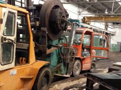 Такелаж на улицу пресса кривошипного весом 9.2 тонны в вертикальном состоянии