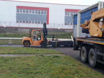 Такелаж гранитного основания станка весом 16 тонн на улицу под загрузку краном