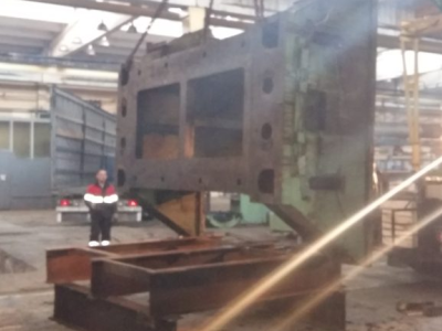 Погрузка части пресса усилием 500 тонн весом 63 тонны на изготовленное ложе под транспортировку