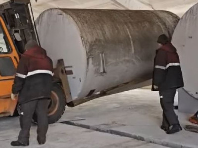 Перемещение емкостей (3х25м3, 2х50м3) в здание и установка на площадку. Смолевичский район.