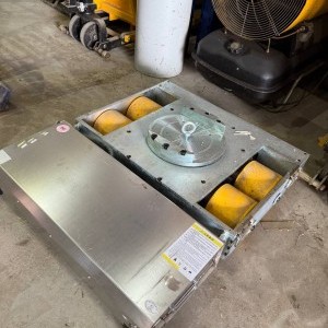 Компактная роботизированная механическая такелажная тележка на автономном электроприводе с дистанционным радио управлением для перемещения станков от 5 до 40 тонн